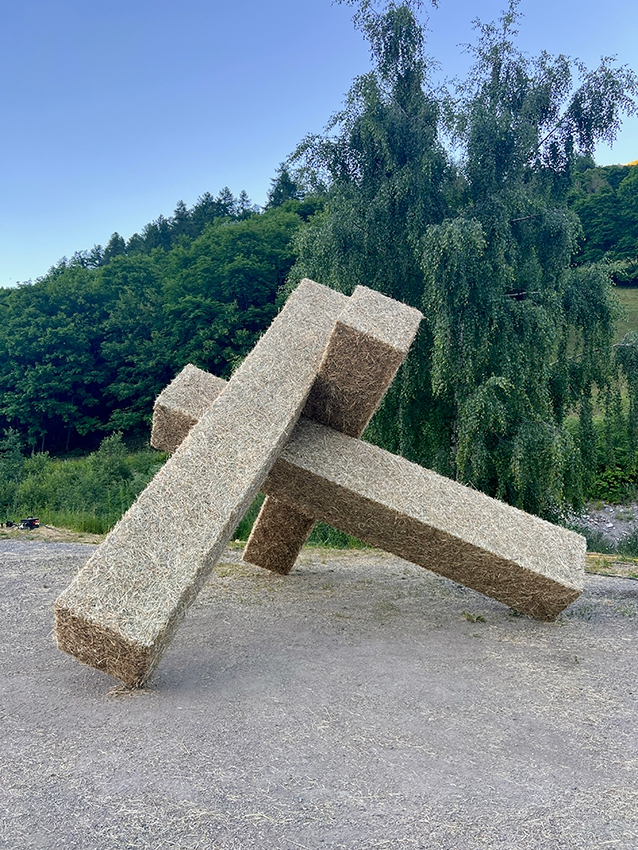 http://franziskaagrawal.com/files/gimgs/th-1_2025-Valloire-Strawsculpture-Lean-Franziska-Agrawal_web_19.jpg
