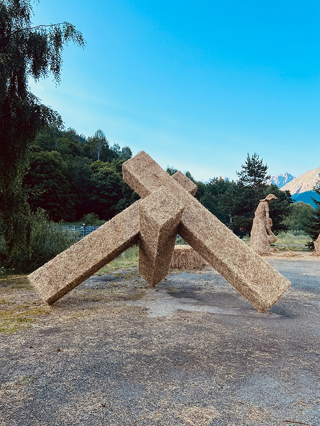 http://franziskaagrawal.com/files/gimgs/th-208_2025-Valloire-Strawsculpture-Lean-Franziska-Agrawal_web_14.jpg
