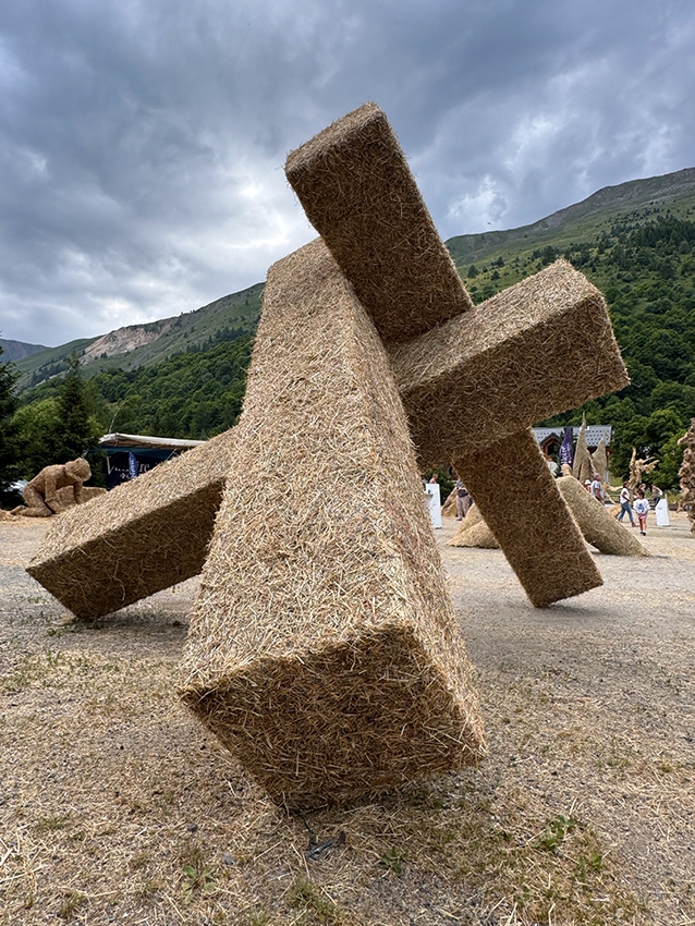 http://franziskaagrawal.com/files/gimgs/th-208_2025-Valloire-Strawsculpture-Lean-Franziska-Agrawal_web_16.jpg