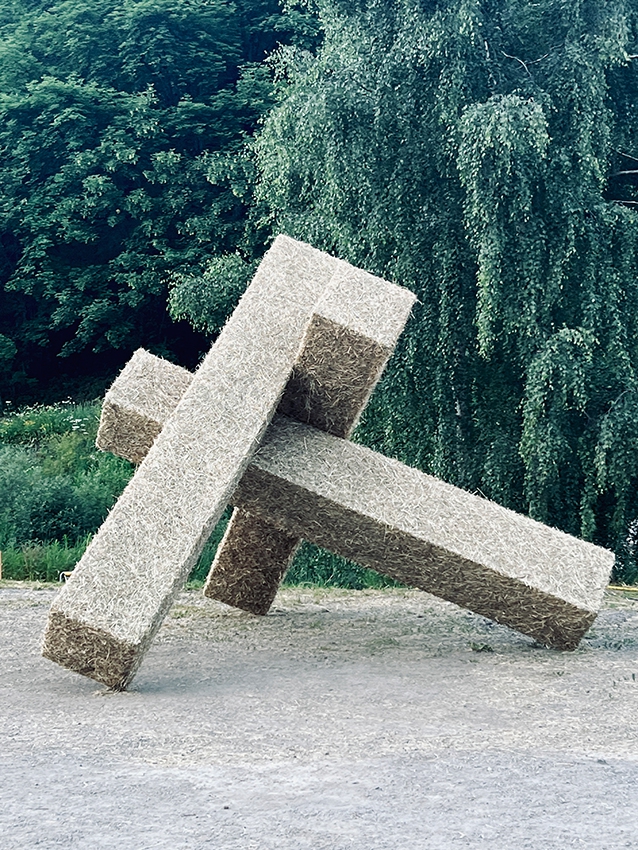 http://franziskaagrawal.com/files/gimgs/th-208_2025-Valloire-Strawsculpture-Lean-Franziska-Agrawal_web_2.jpg