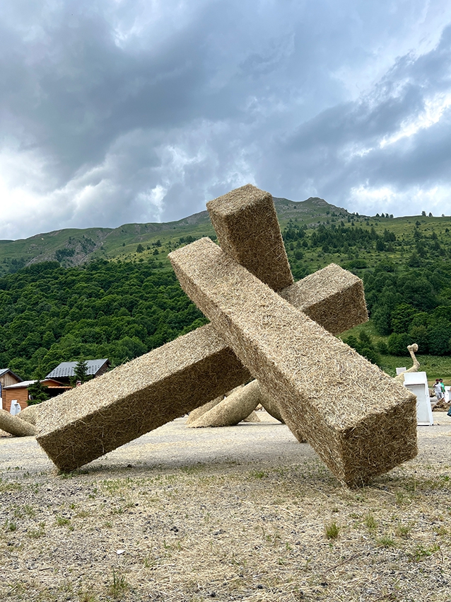 http://franziskaagrawal.com/files/gimgs/th-208_2025-Valloire-Strawsculpture-Lean-Franziska-Agrawal_web_9.jpg
